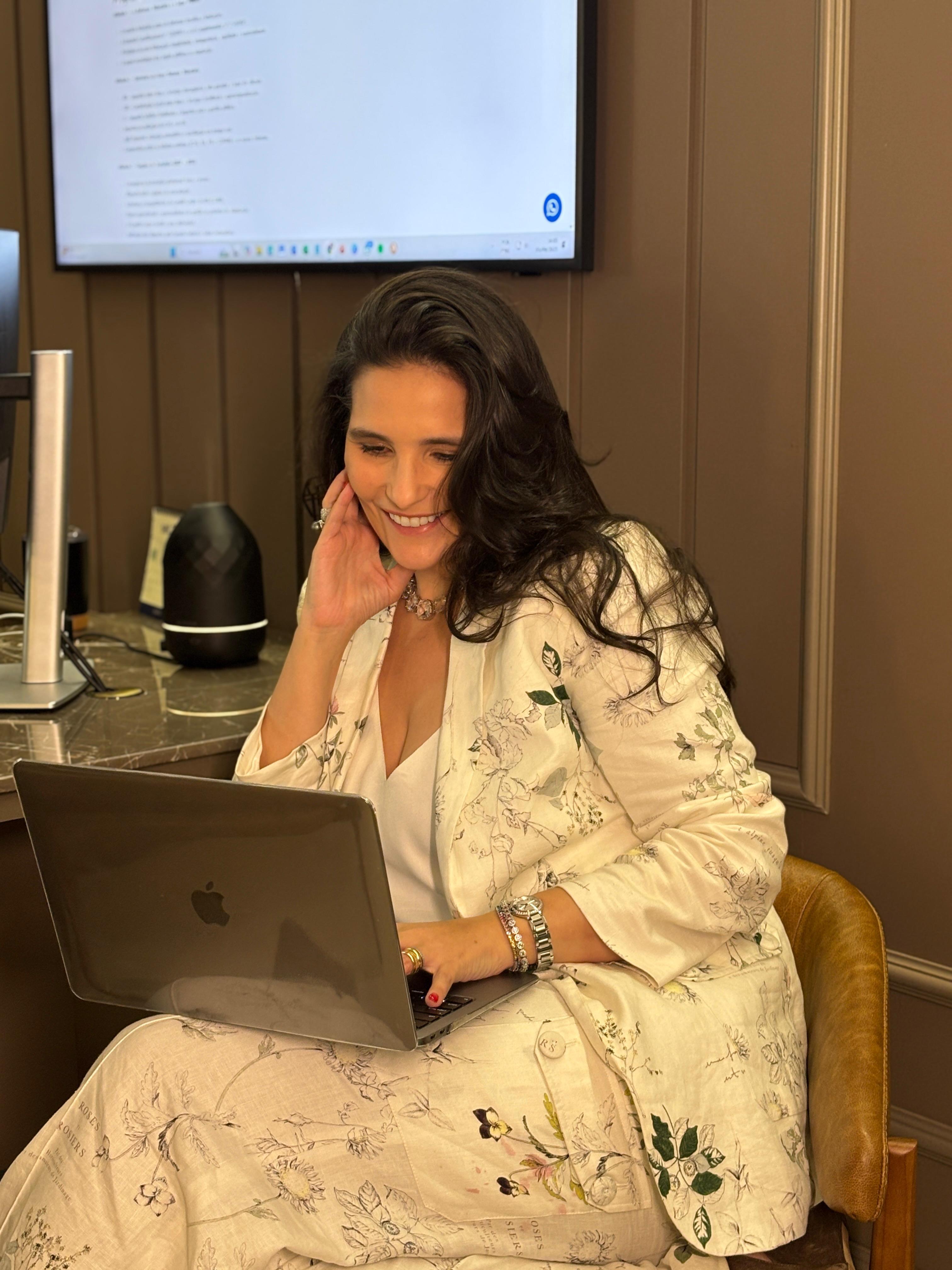 Fernanda Viola em atendimento pelo notebook