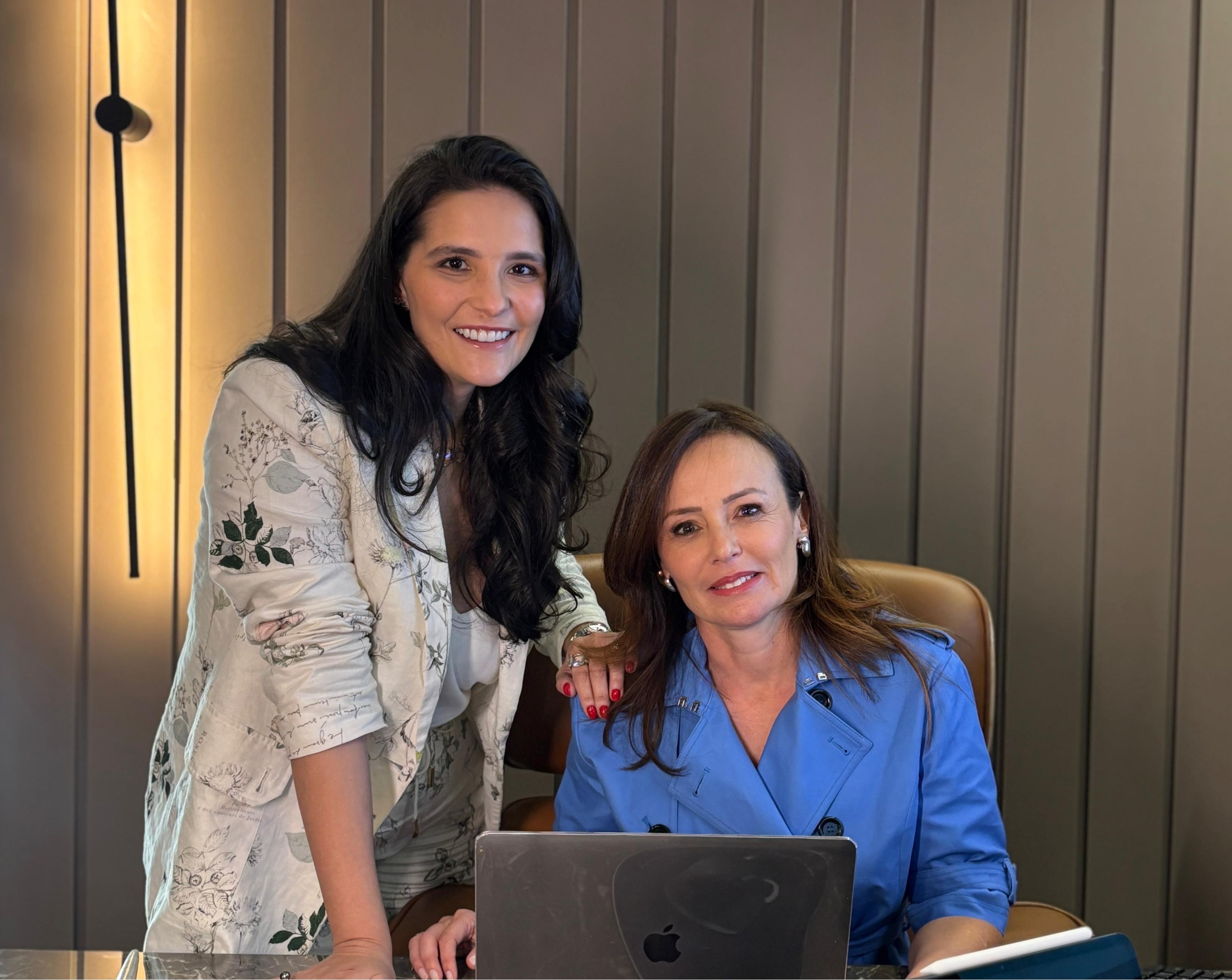 Fernanda Viola e Vanessa Pimenta no escritório